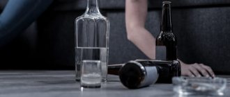 Бутылки алкоголя на полу